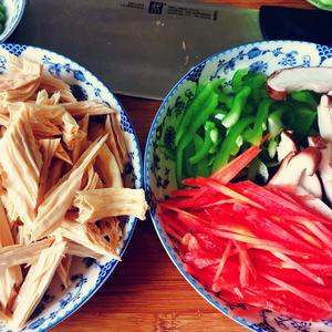 超简单美味的炒腐竹😋的做法 步骤1