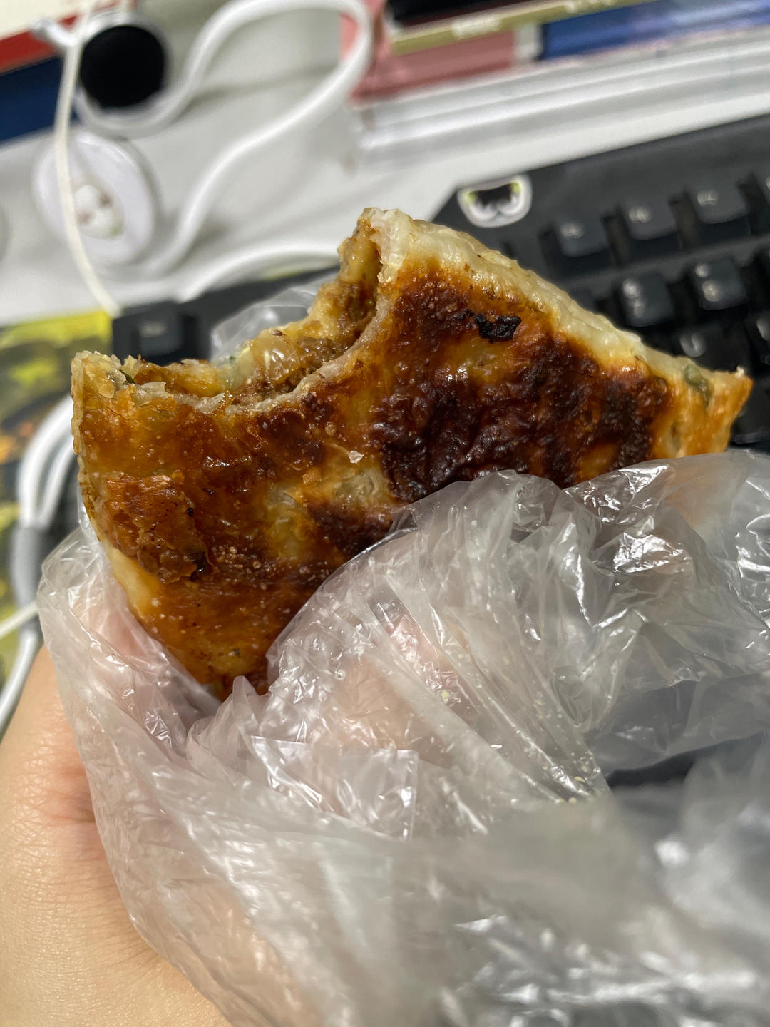 不用和面，用手抓饼做的黑椒牛肉饼，一口气可以吃五个！