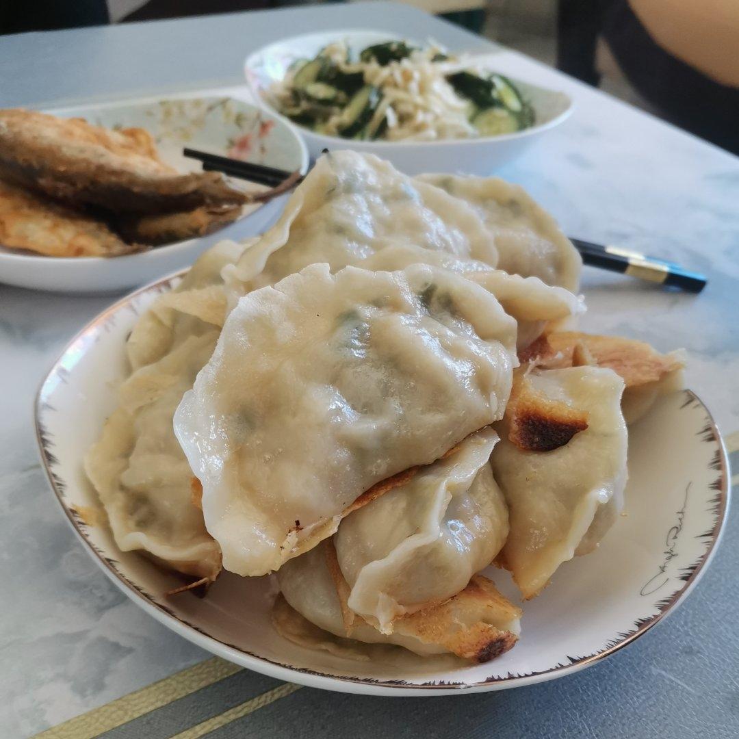 「韭菜猪肉锅贴」这样做，底部金黄焦脆，内馅儿鲜嫩多汁，绝👍👍👍