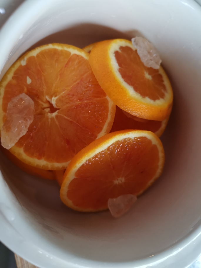 冰糖雪梨橙子煲的做法 步骤2