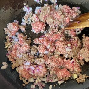 芹菜丁炒牛肉碎的做法 步骤4