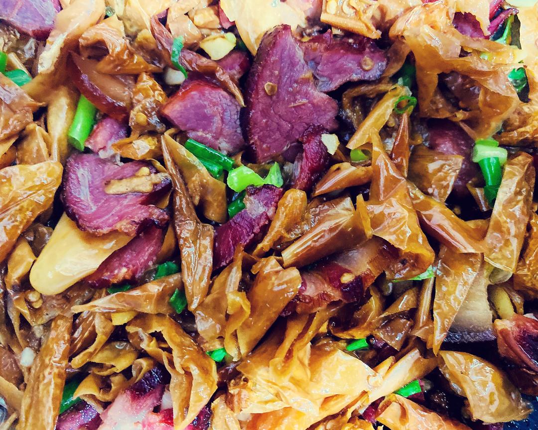 白辣椒炒腊肉～湘菜的做法