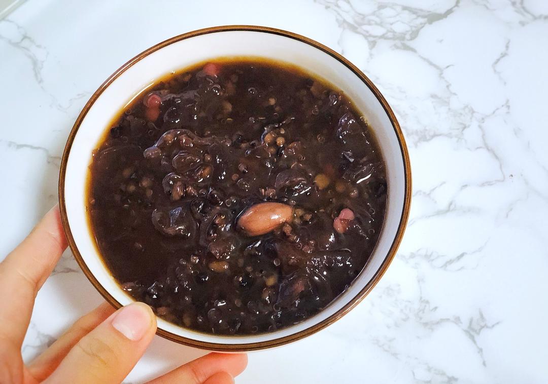 小个子葱做的紫米花生粥