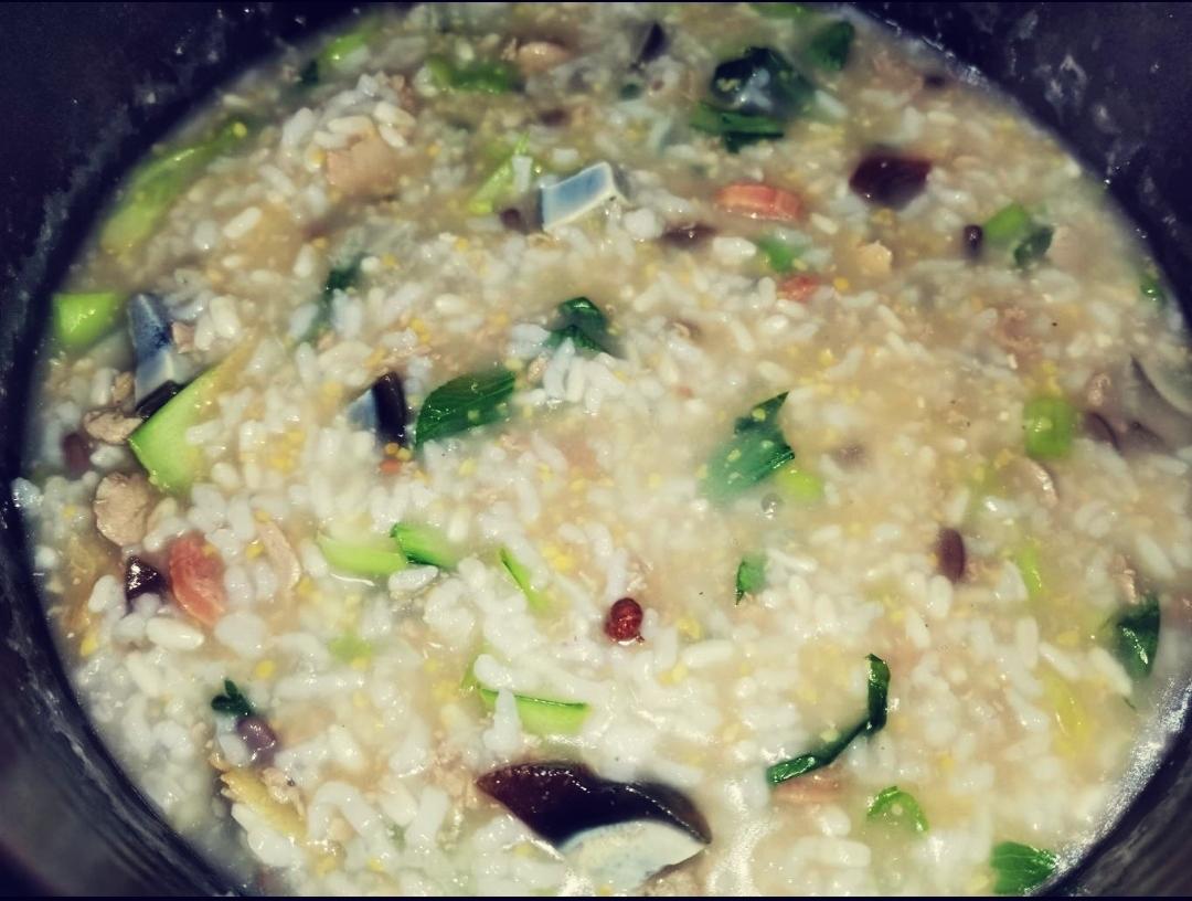 妈妈👩教我做的皮蛋瘦肉粥🥣简单快捷美味😋