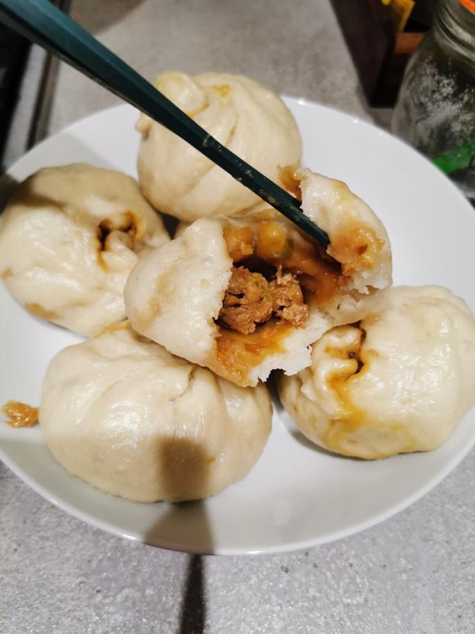 蓬松汁足酱香肉包