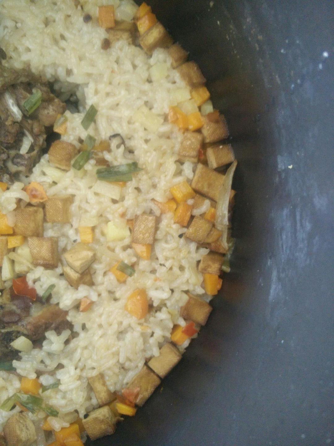 鸭肉栗子焖饭的做法