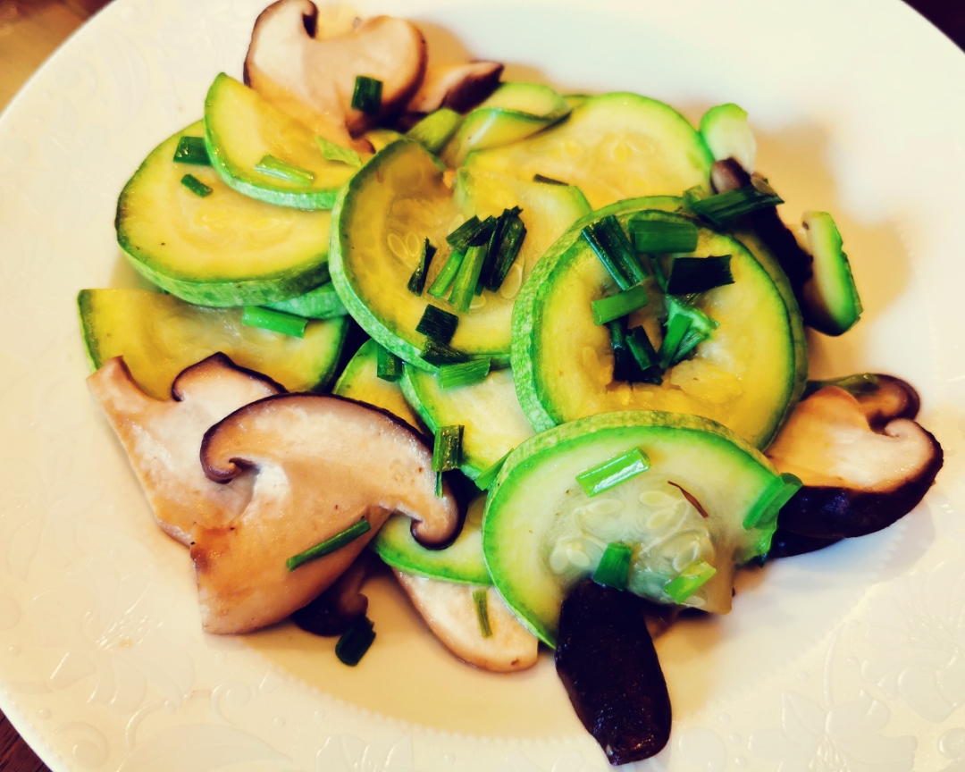 西葫芦炒香菇——晚餐省时好帮手的做法