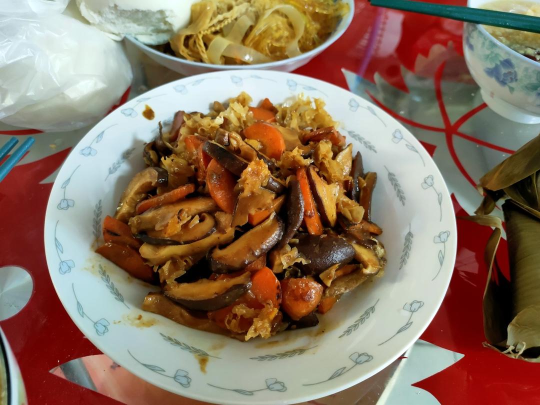简单又好吃，米饭杀手！香菇胡萝卜炒腐竹
