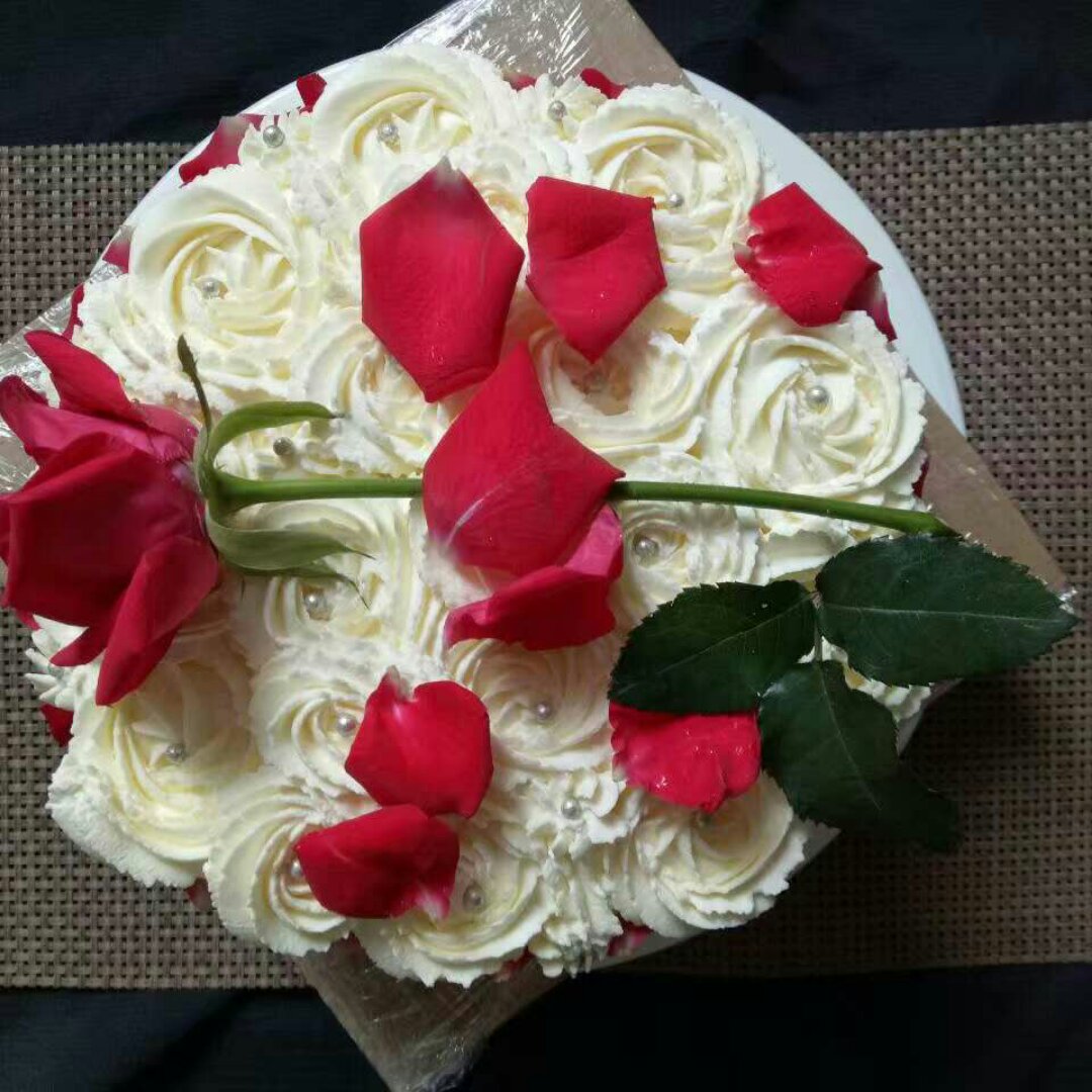 浪漫玫瑰花瓣蛋糕