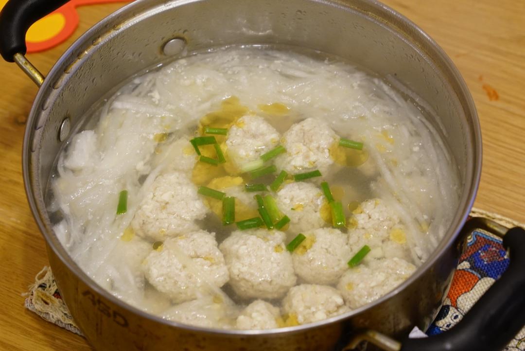 【10分钟系列】白萝卜豆腐圆子汤
