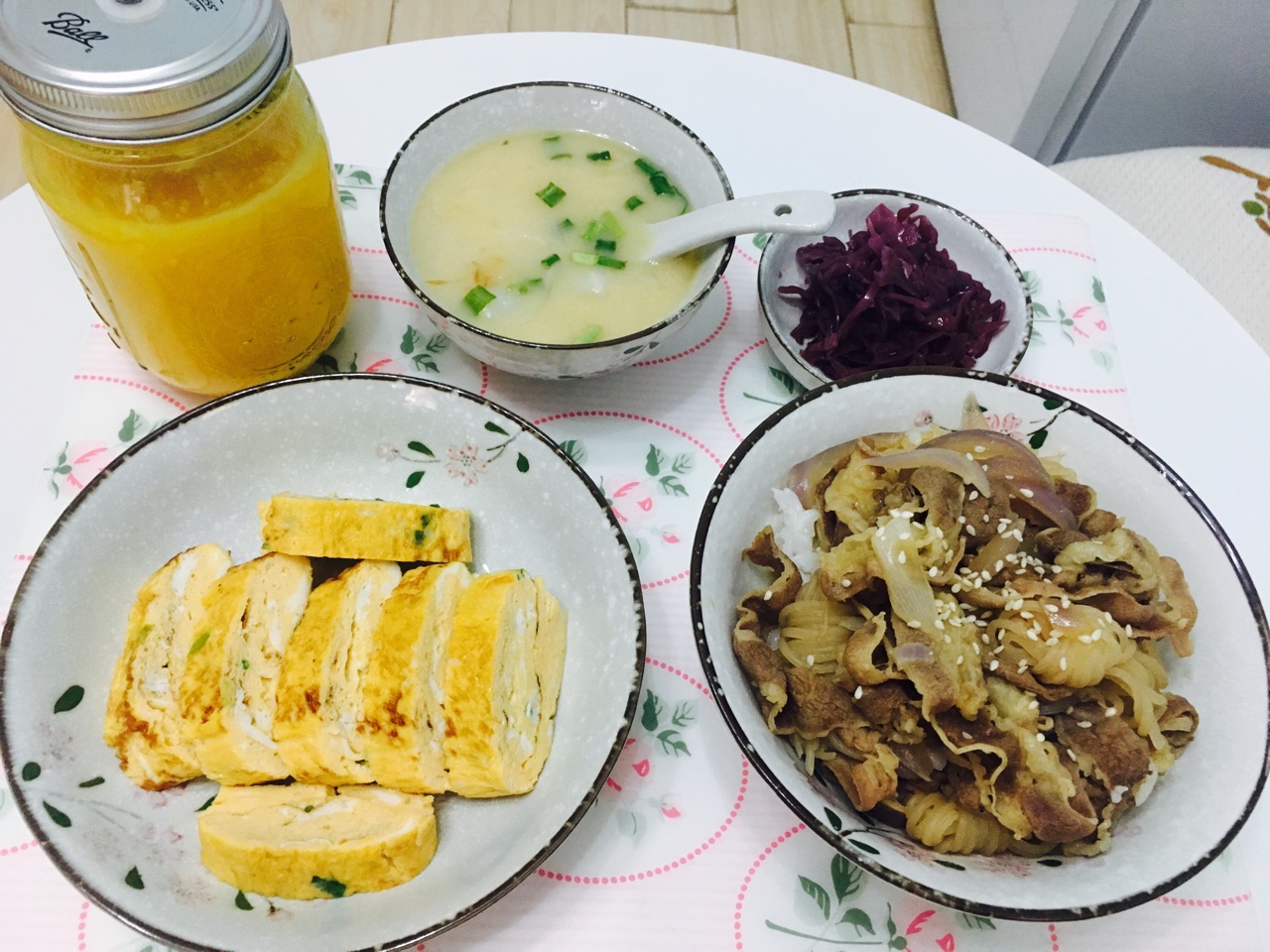 日式肥牛饭+厚蛋烧便当+菠萝橙子汁【曼达小馆】
