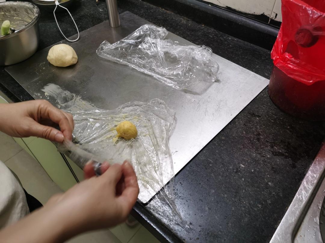 好吃到炸裂的港式菠萝包（附带制作酥皮的小视频）