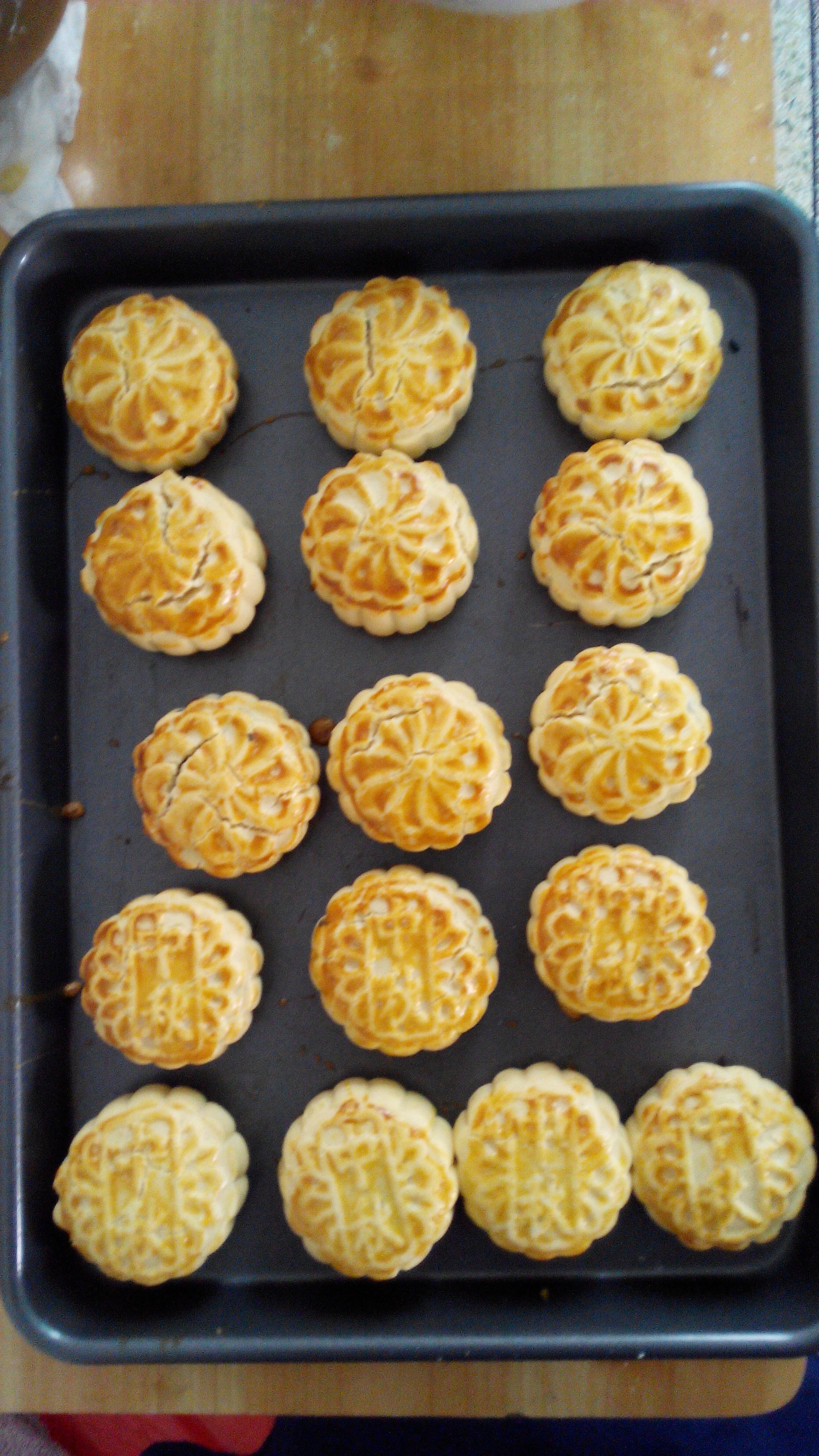 一口广月之小小蛋黄莲蓉月饼