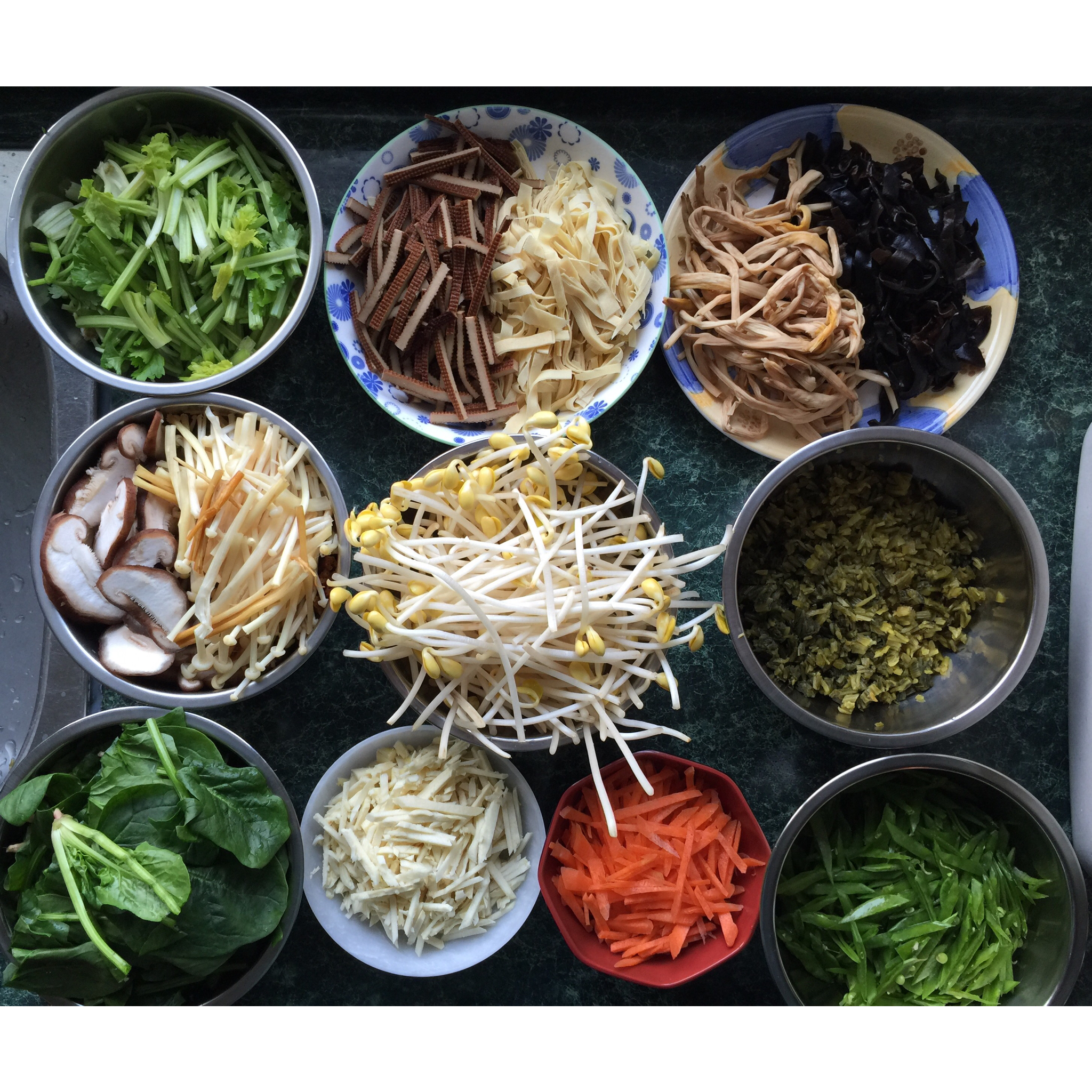 小喔哩哩的外婆做的素十样菜老南京什锦菜南京人过年的餐桌必备