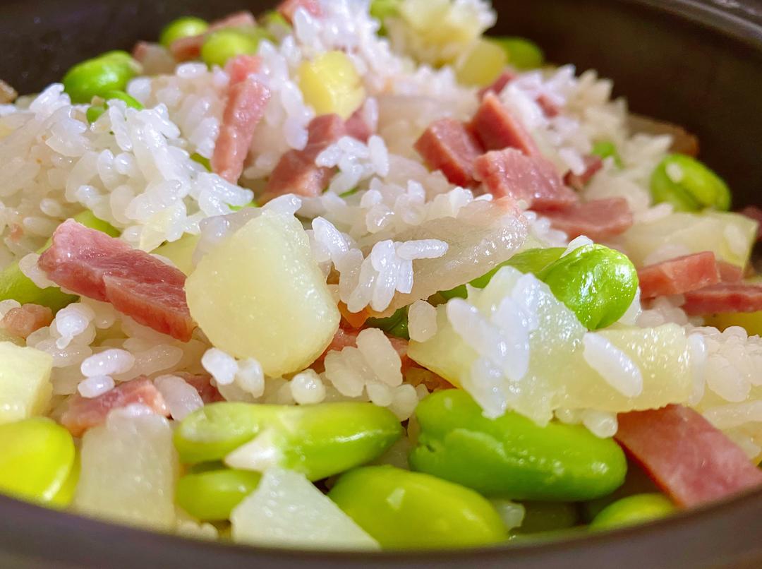 云腿洋芋蚕豆焖饭的做法