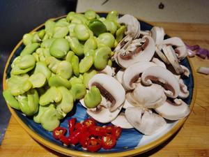 蘑菇鲜蚕豆的做法 步骤1