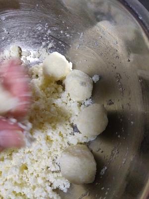 蛋白椰丝球（消耗做冰淇淋多出来蛋白）的做法 步骤3