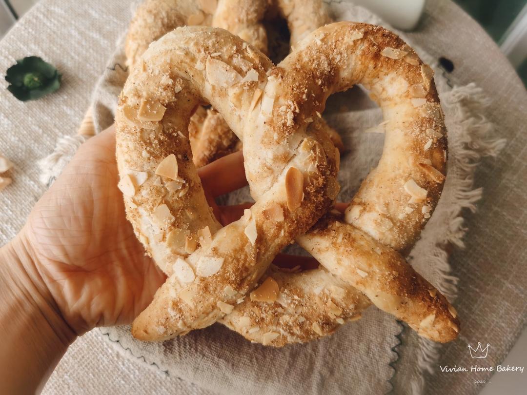 天然酵母美式杏仁扭结面包（American soft almond pretzel）