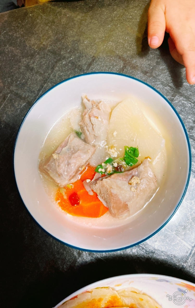 清炖羊排，老爸的拿手菜，汤鲜味浓，羊肉软烂，连萝卜都非常好吃