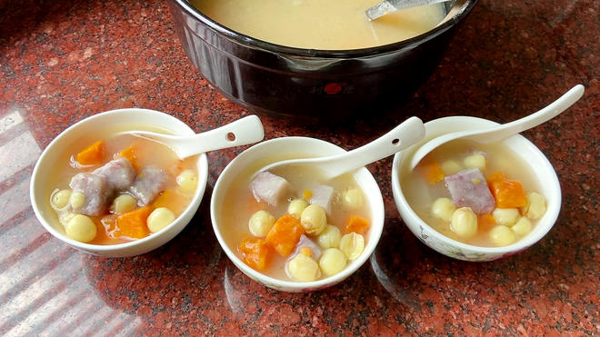 莲子番薯芋头甜汤的做法