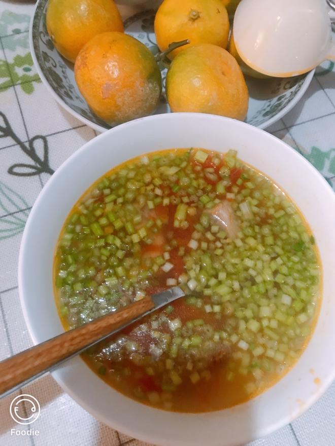 西红柿牛腩芹菜汤的做法