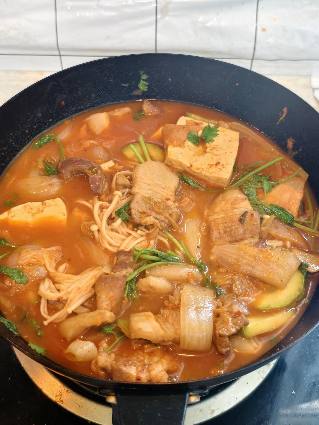 韩式泡菜豆腐锅/辣白菜豆腐汤