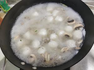 鱼圆蘑菇香菜汤的做法 步骤3
