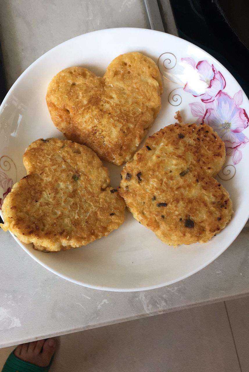 小不着调做的米饭蛋饼剩米饭煎蛋饼