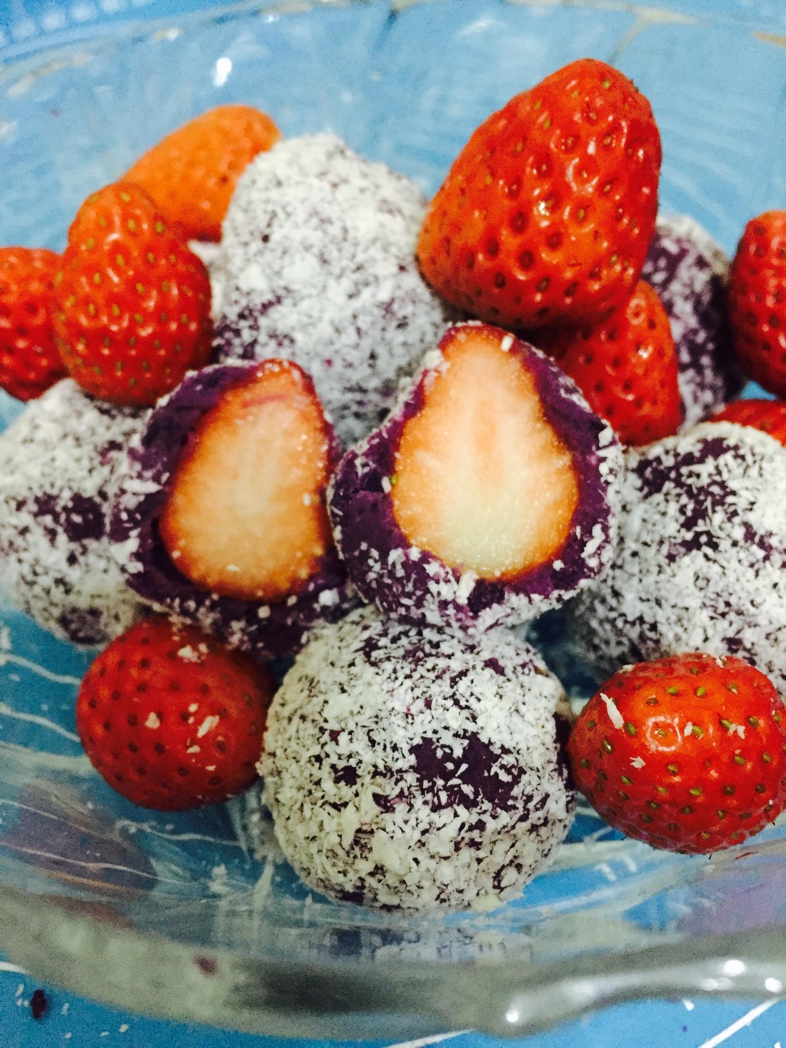 草莓紫薯椰丝球的做法