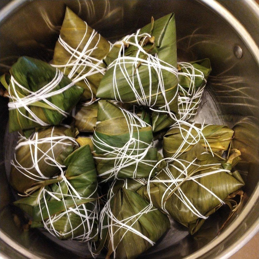 蜜枣豆沙粽子包法