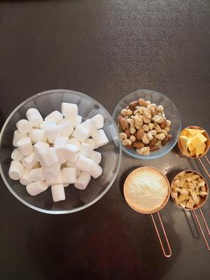 牛轧糖——椰香芒果的做法 步骤1