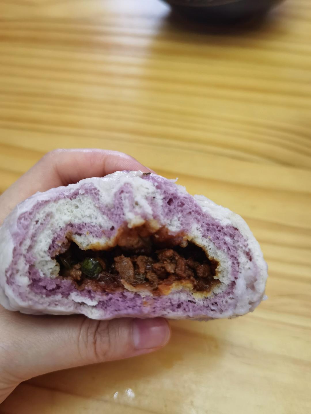 一口吃到很多肉的酱肉包