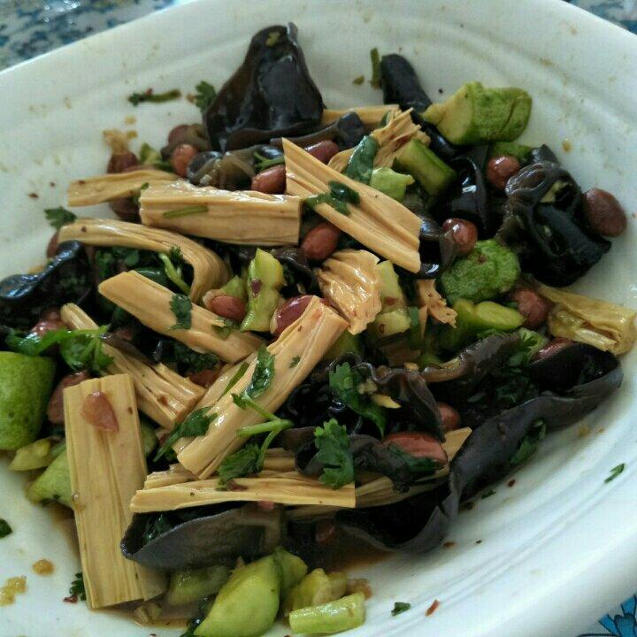 上桌就秒光的爽口凉菜～黄瓜拌腐竹