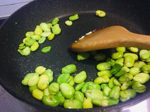 豆瓣烧豆瓣：蚕豆炒鸡蛋的做法 步骤4