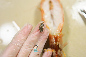 10个月以上辅食紫菜粉烤虾的做法 步骤2