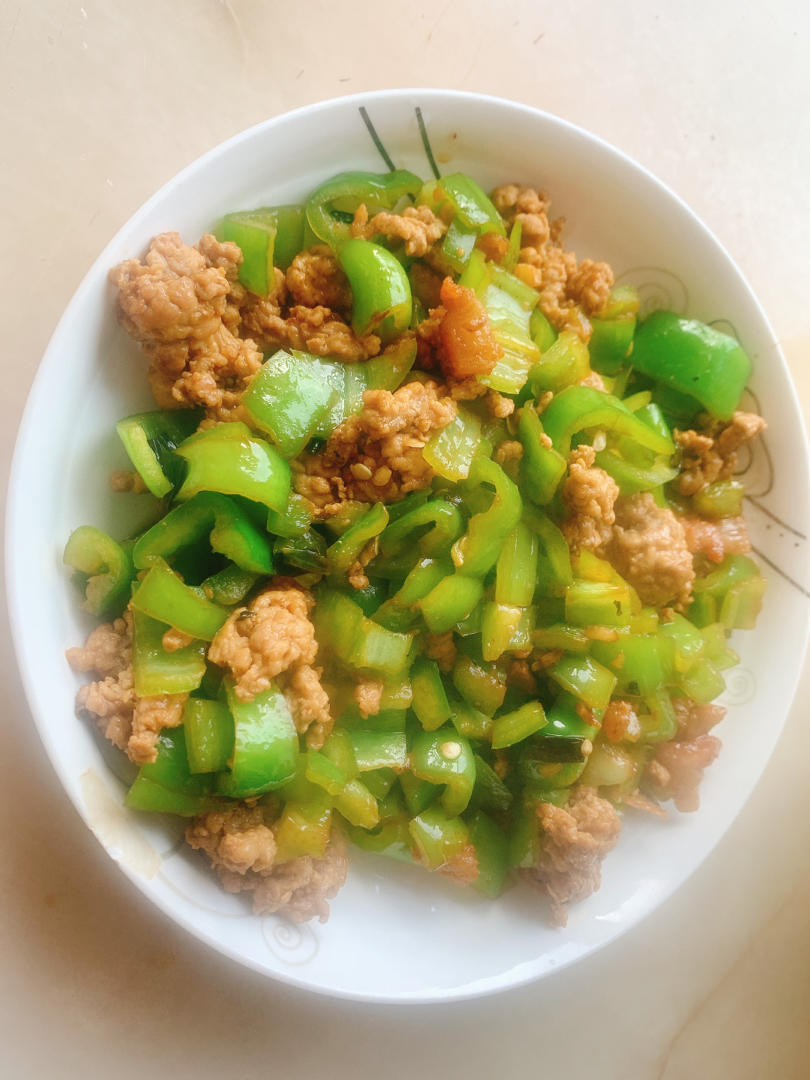 青椒别在做虎皮青椒了，放点肉沫进去，吃一口足以摆平你的胃！