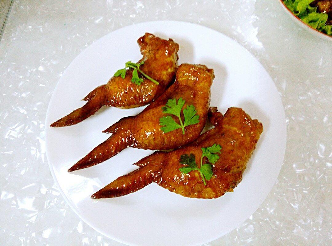 斌哥蜜汁鸡翅包饭的做法