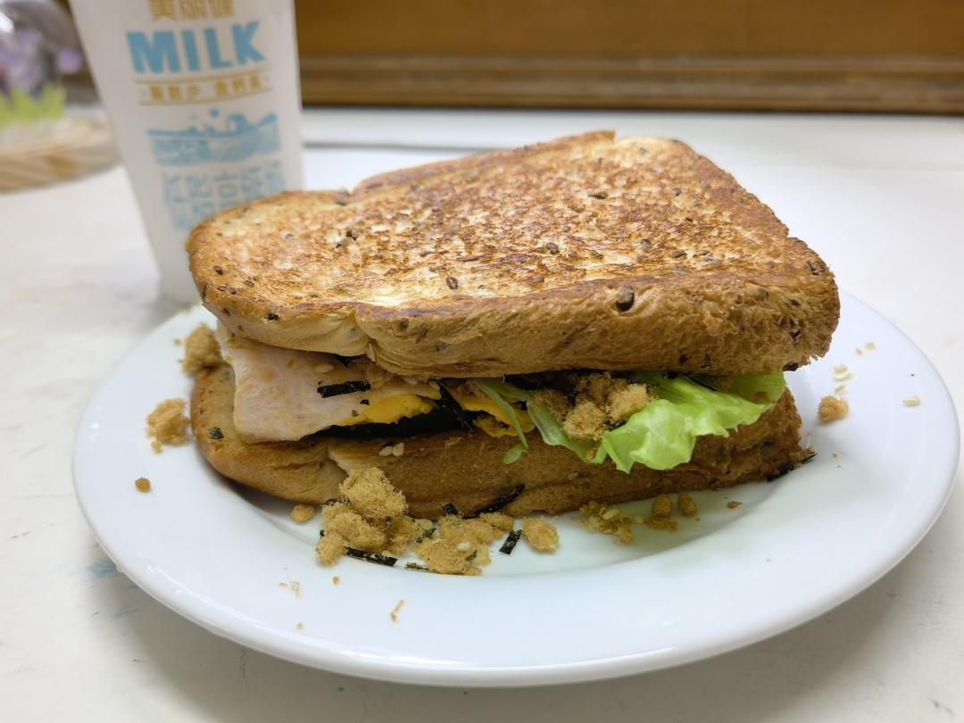 鸡蛋肉松三明治