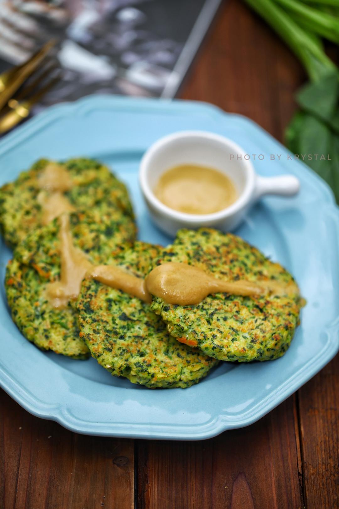 燕麦菠菜鸡胸肉饼佐蜂蜜芥末酱