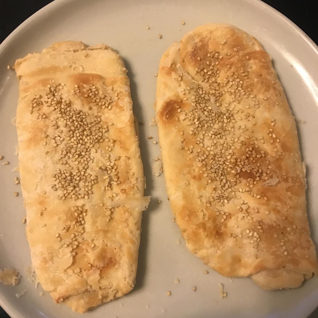 半烫面夹油酥的烧饼~
