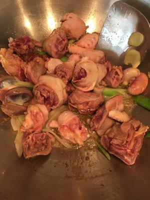 花菇炖鸡的做法 步骤2