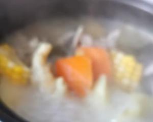 红萝卜玉米鸡脚骨头汤的做法 步骤3