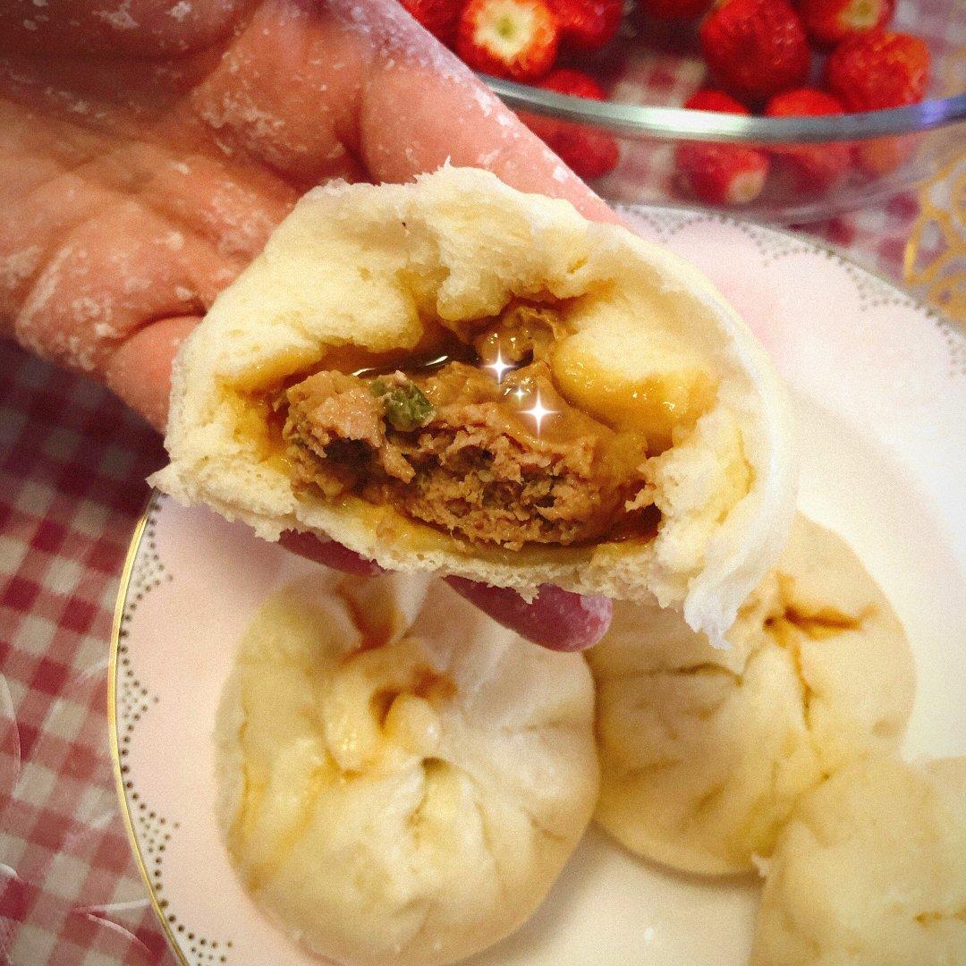 松软多汁的肉包子