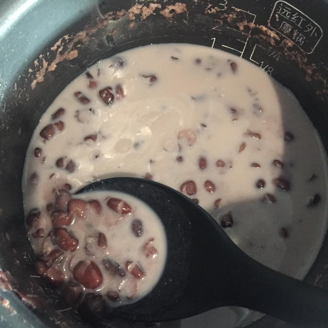 红枣红豆薏仁牛奶粥