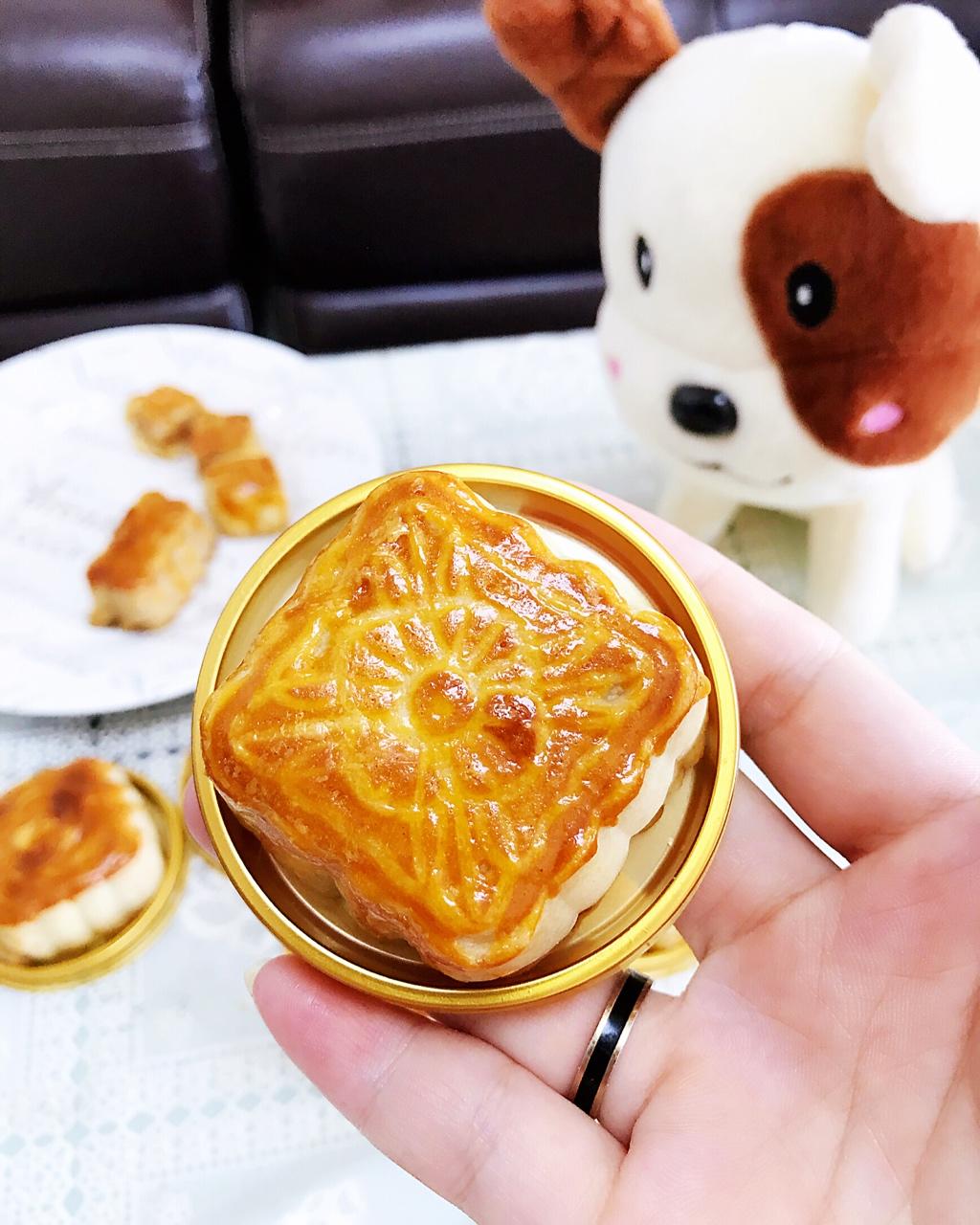 广式月饼莲蓉蛋黄