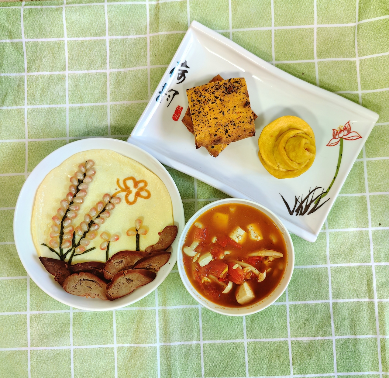 今日早餐分享：红薯核桃红枣糕+红薯玫瑰馒头，麦穗水蒸蛋，番茄豆腐菌菇汤。