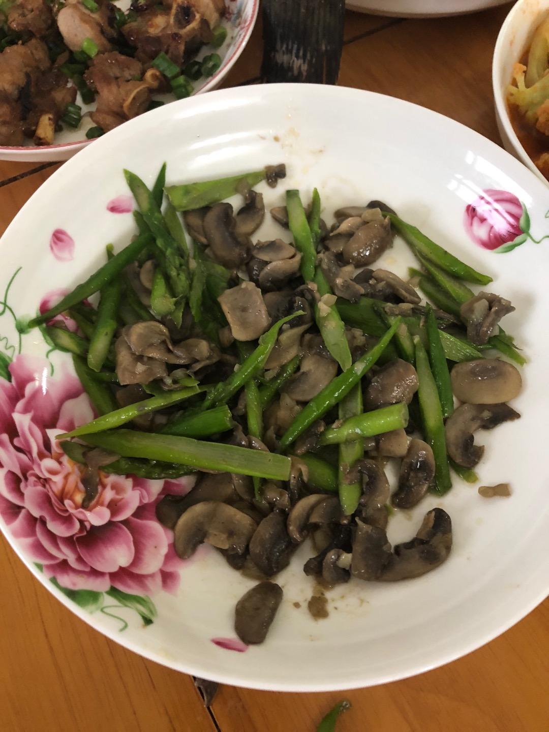 芦笋炒蘑菇