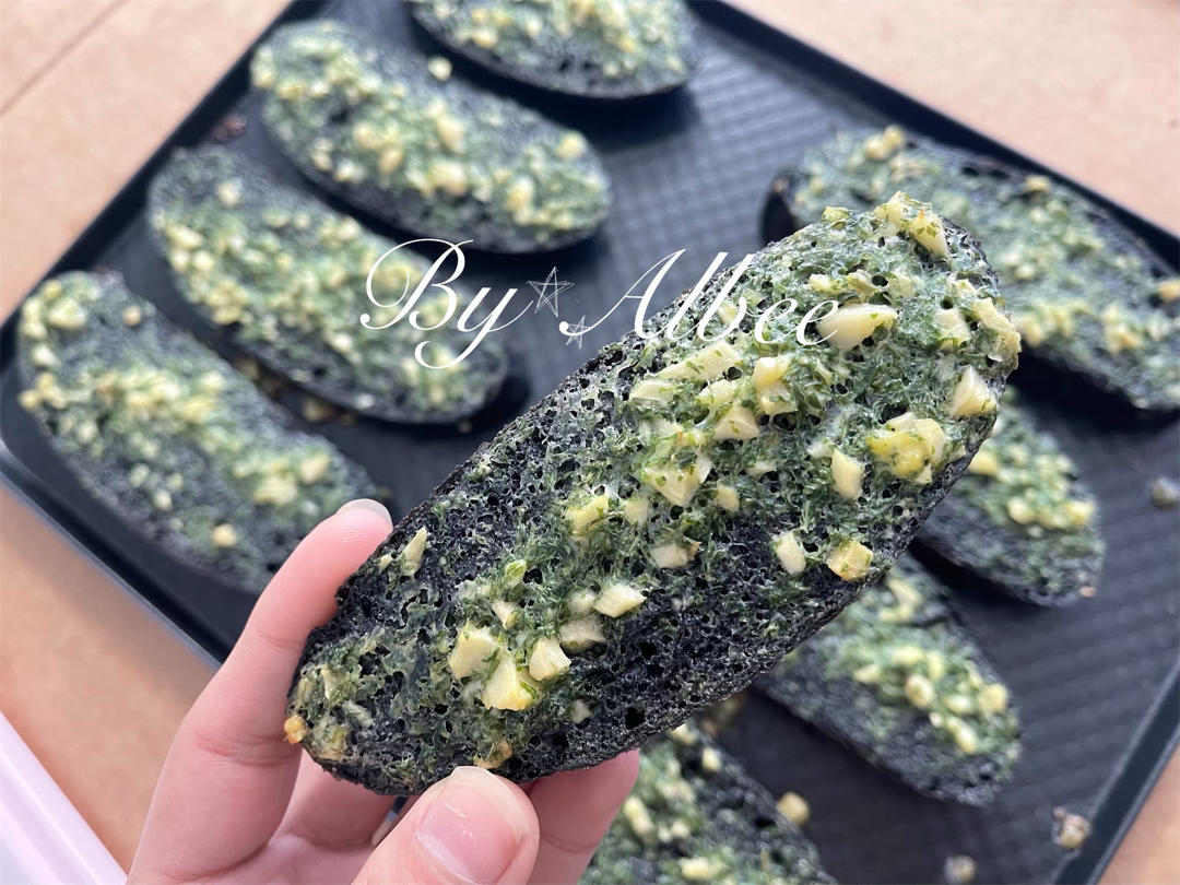 墨鱼汁蒜香面包