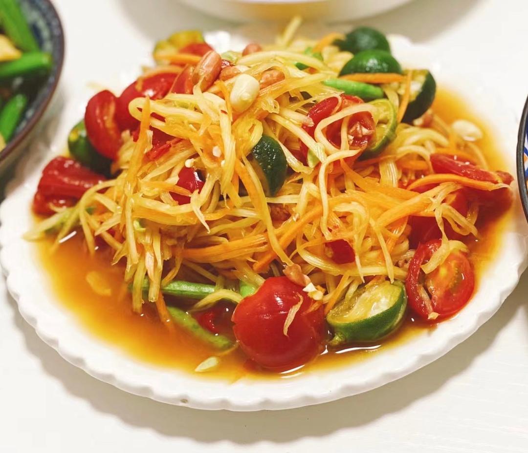 回国后特别想念木瓜沙拉的味道,然后就让泰国朋友教做纯素的木瓜沙拉