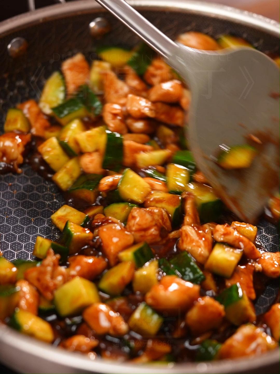 酱汁浓郁味微辣，鸡丁鲜嫩多汁，爆炒出锅的香气让人忍不住流口水~ #开启六必居爆炒食代